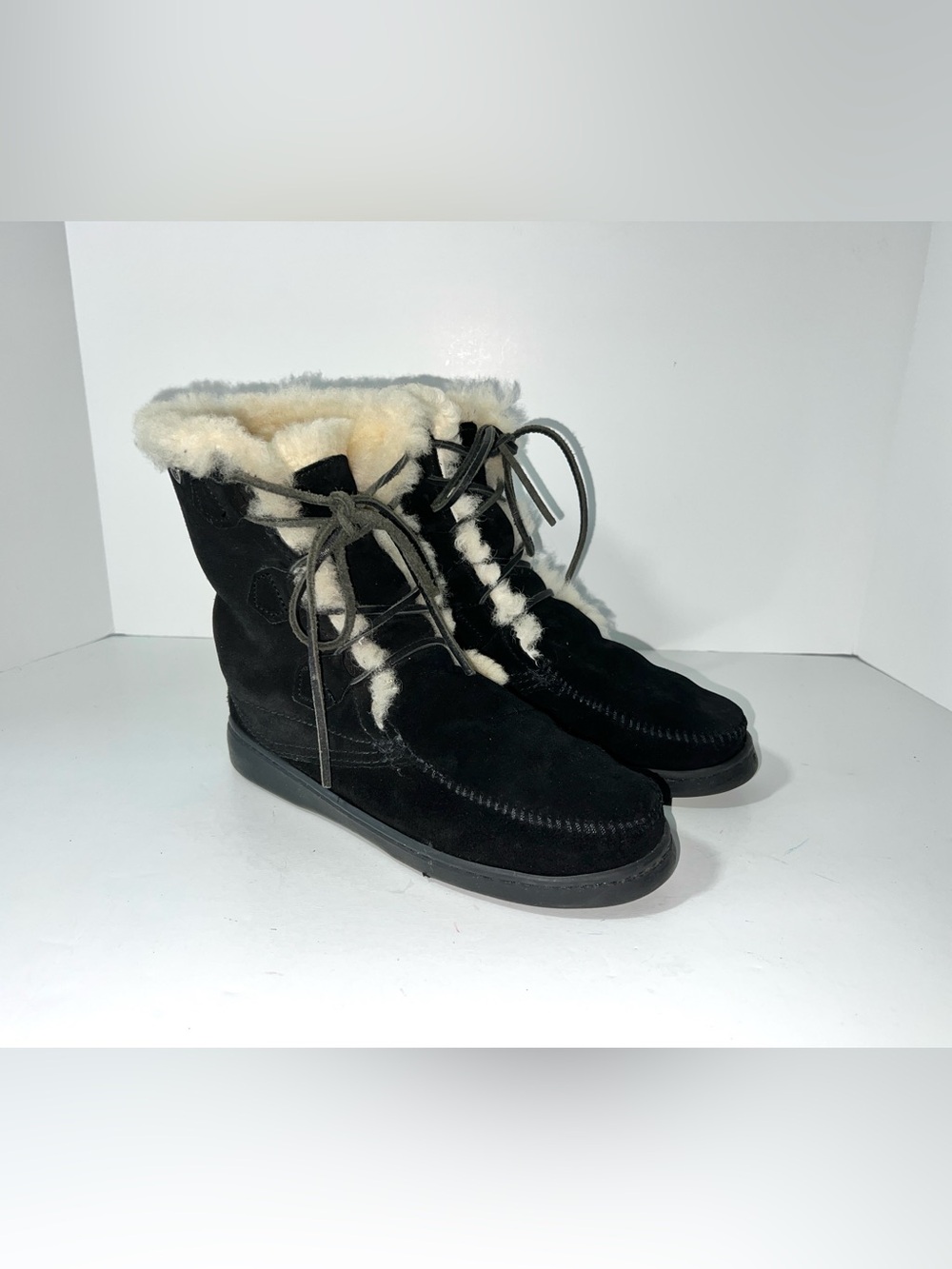 Minnetonka Black Suede Shearling Fur Laced Ankle Boots Women's Size 8 Winter